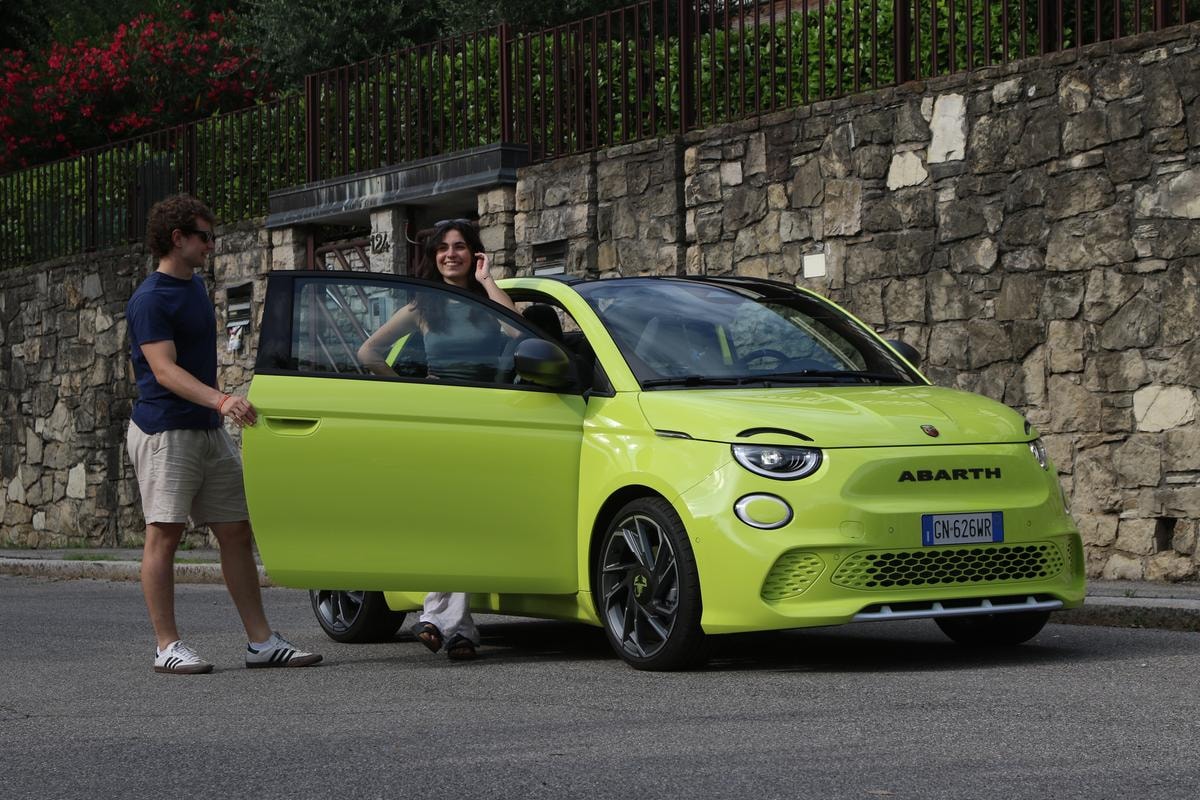 Lo Scorpione torna su strada: ecco la 500e Abarth elettrica che fa più rumore di quelle a benzina