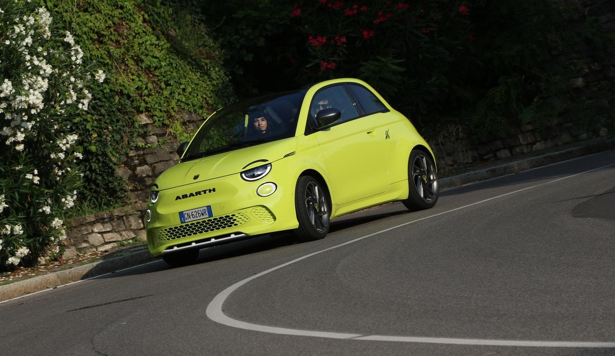 Lo Scorpione torna su strada: ecco la 500e Abarth elettrica che fa più rumore di quelle a benzina