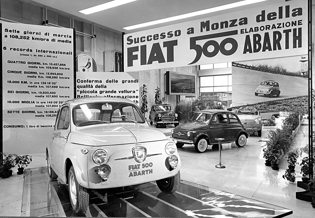 Lo Scorpione torna su strada: ecco la 500e Abarth elettrica che fa più rumore di quelle a benzina