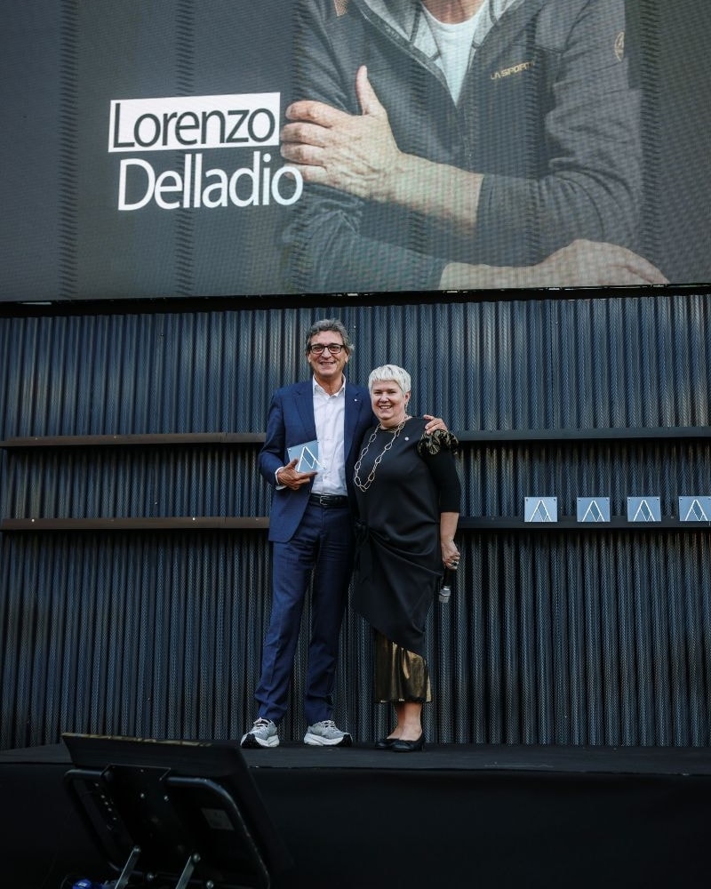 Un'immagine della premiazione di Lorenzo Delladio (courtesy La sportiva)