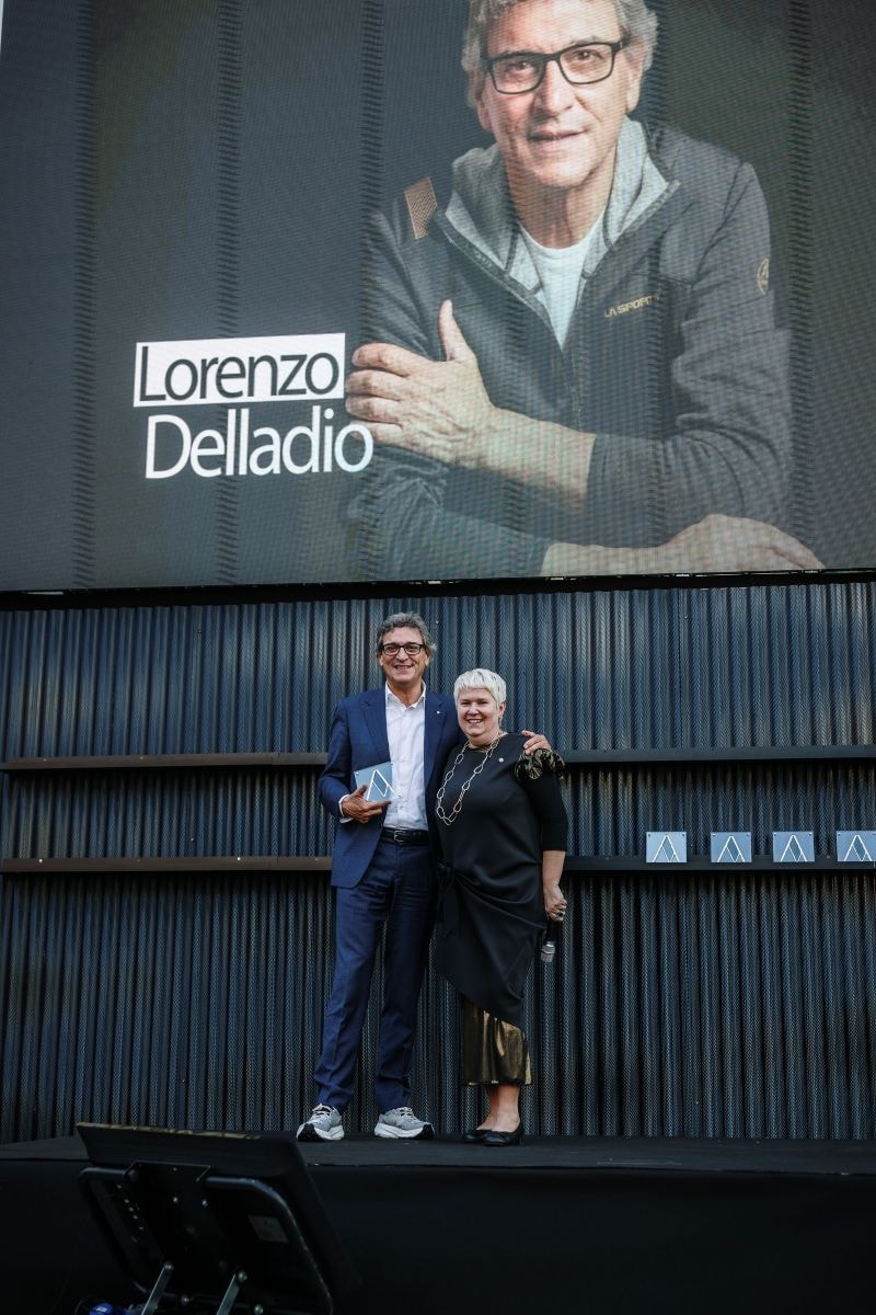 Un'immagine della premiazione di Lorenzo Delladio (courtesy La sportiva)