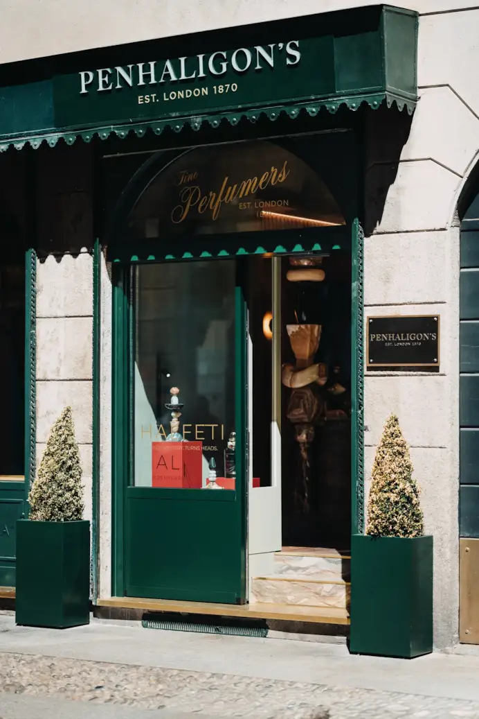 L'esterno della boutique di Penhaligon's a Milano (courtesy Penhaligon's/ph Lucas Possiede)