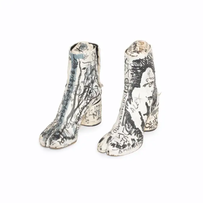 Un modello Tabi dell'archivio privato di Martin Margiela (ph Marc Chatelard, courtesy Maurice auction)