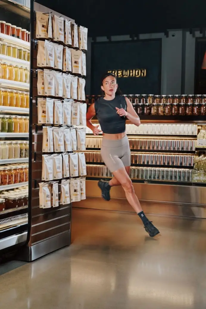 Un'immagine dell'adv On ed Erewhon (courtesy On)
