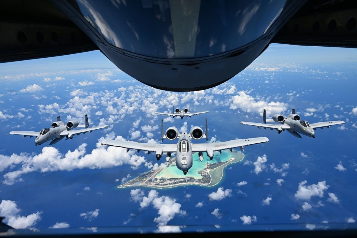 Una formazione di aerei da guerra statunitensi in volo