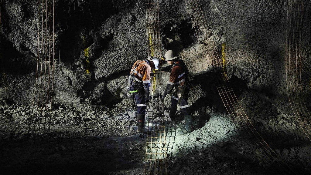 Minatori d'oro al lavoro per estrarre il metallo prezioso