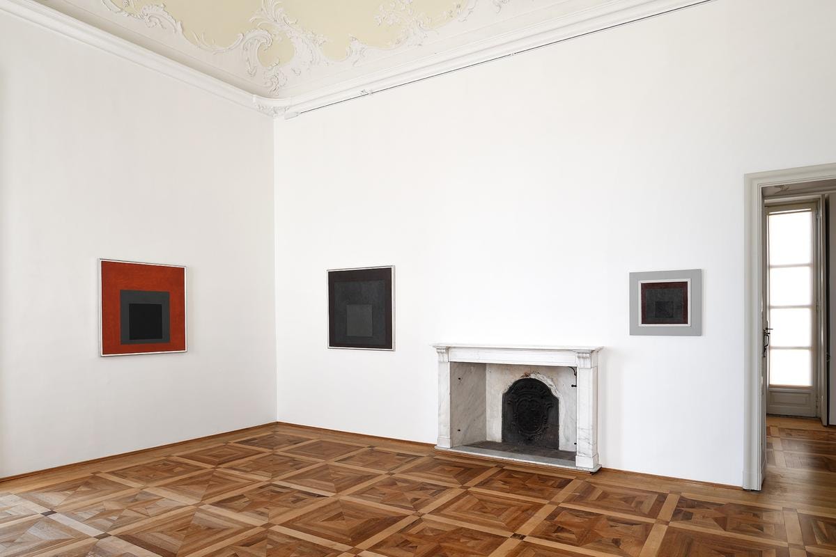 Da sinistra a destra: Homage to the Square: Tap Root, 1965, The Josef and Anni Albers Foundation, Bethany, CT, USA; Study for Homage to the Square: Night Sound, 1968, The Josef and Anni Albers Foundation, Bethany, CT, USA; Study to Homage to the Square: Quiescen, 1952, Collezione Privata/Private Collection. Foto di Michele Alberto Sereni, 2026 © FAI