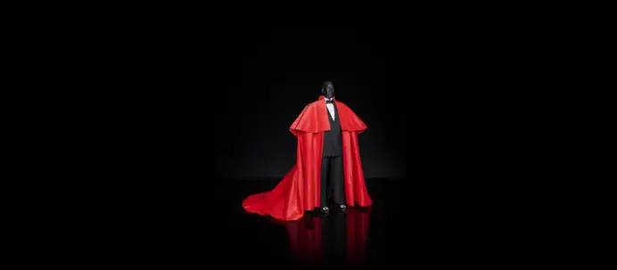 Il mantello in taffetà di seta scarlatta di Chanel by Karl Lagerfeld della collezione permanente allo Scad (ph official website)