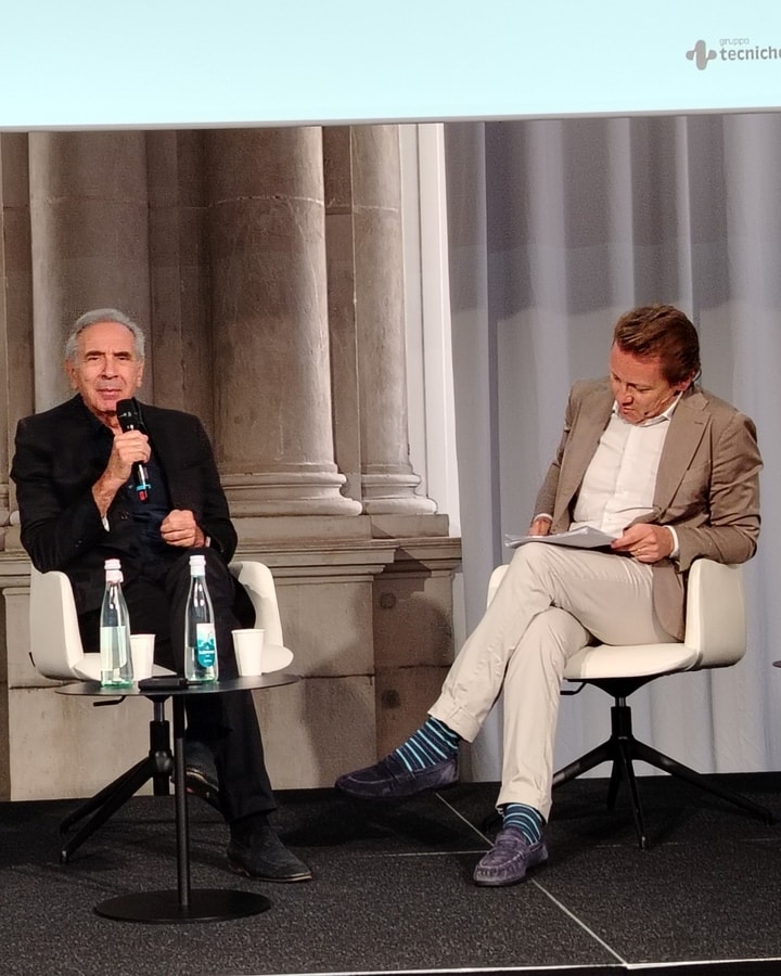 Carlo Capasa, al centro, durante il talk a Samab 2026 (foto Andrea Guolo)