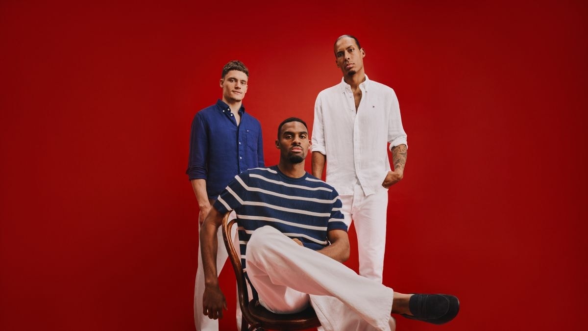 Da sinistra, Florian Wirtz, Ryan Gravenberch e Virgil van Dijk nella campagna summer 2026 di Tommy Hilfiger (courtesy Tommy Hilfiger)