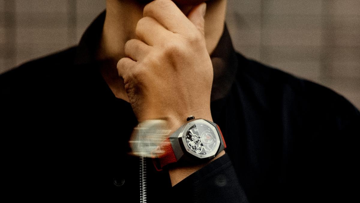 Tourbillon volante, titanio e avventurina: il nuovo Audemars Piguet creato con Ambush è pura audacia