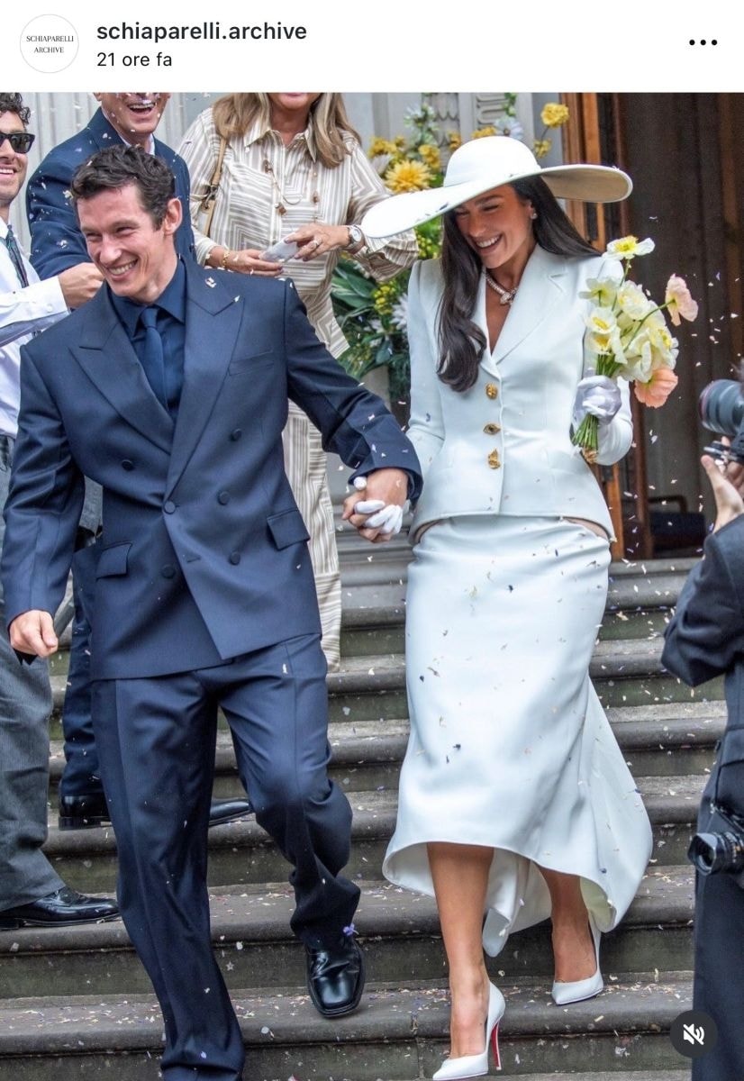 Un'immagine della cerimonia tra Dua Lipa e Callum Turner (ph Instagram @schiaparelliarchive)