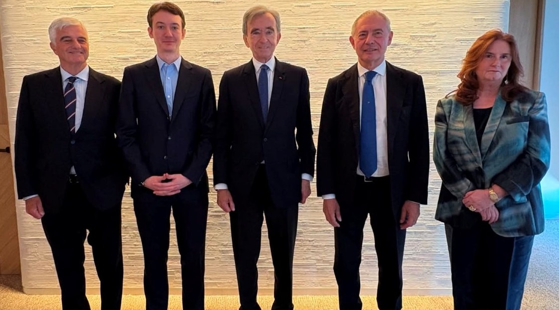 Da sinistra, Toni Belloni, Frédéric e Bernard Arnault, Adolfo Urso ed Emanuela D’Alessandro (ph Mimit official website)