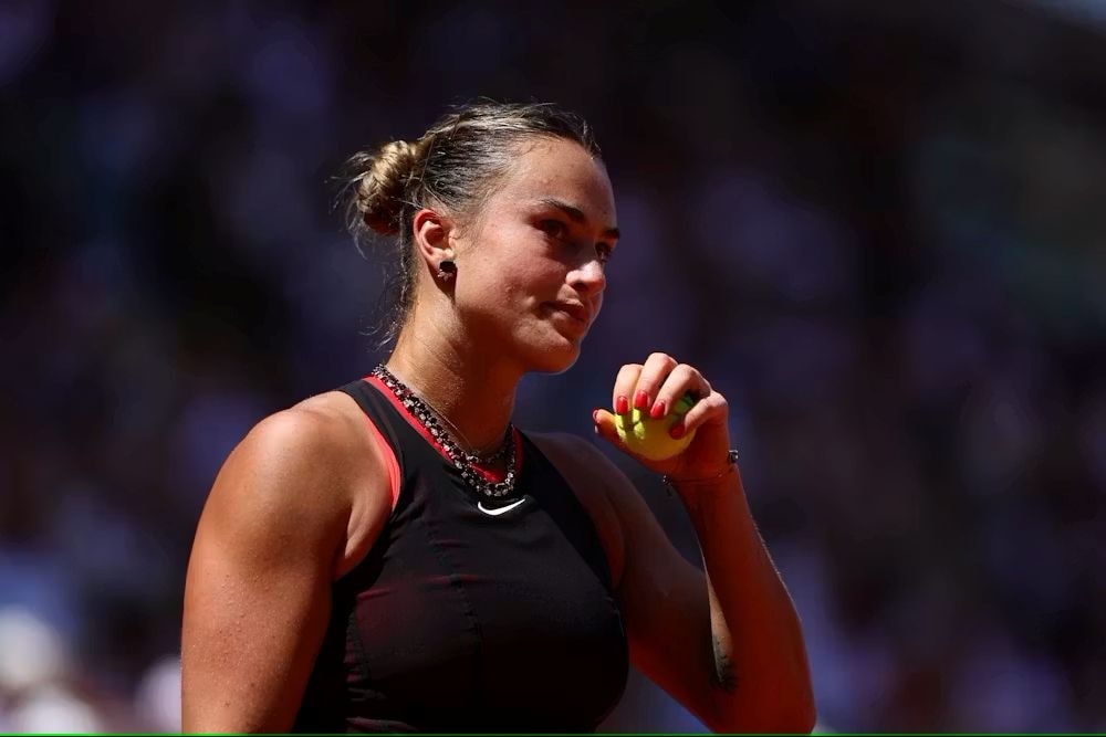 Aryna Sabalenka con indosso una parure Material good (ph Roland Garros official website)