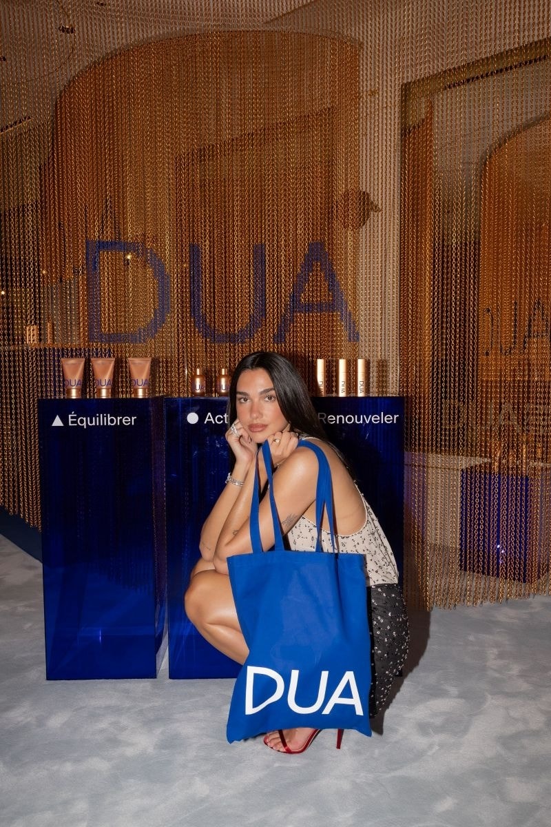 Dua Lipa nel pop up store a Parigi (courtesy Augustinus Bader)