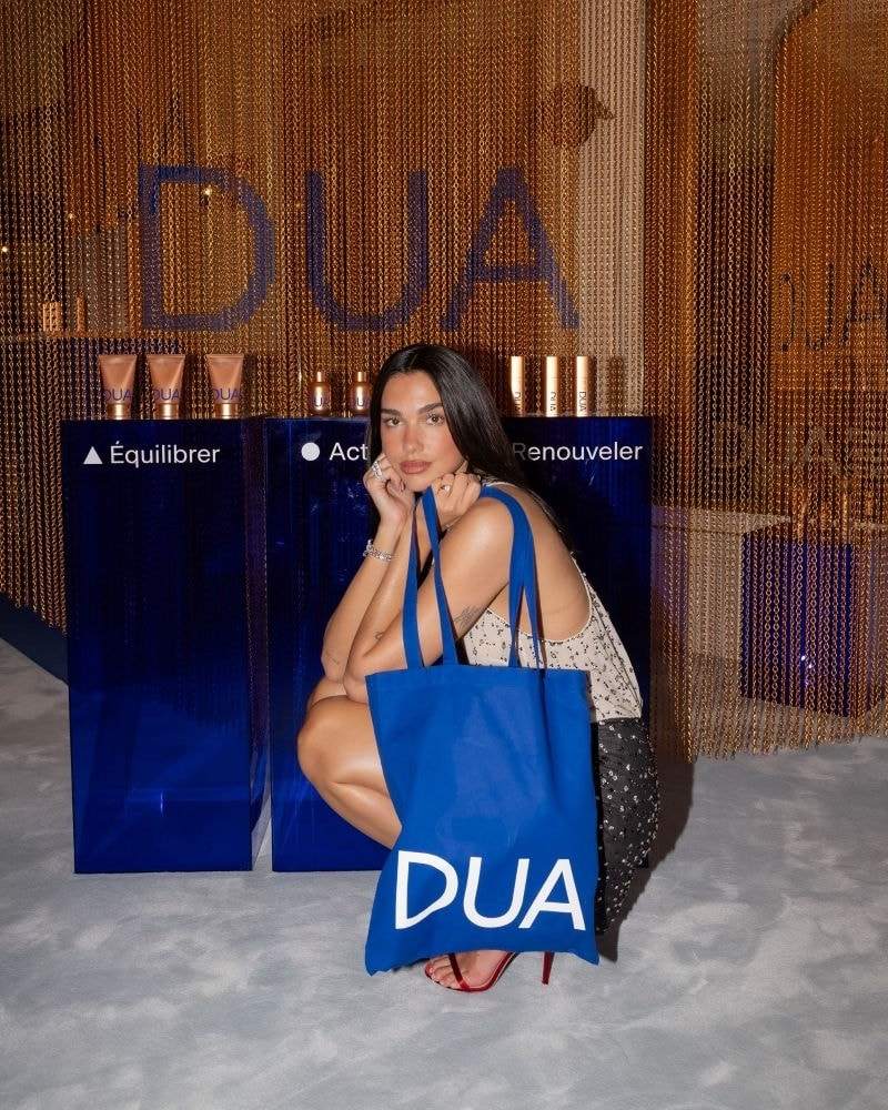 Dua Lipa nel pop up store a Parigi (courtesy Augustinus Bader)
