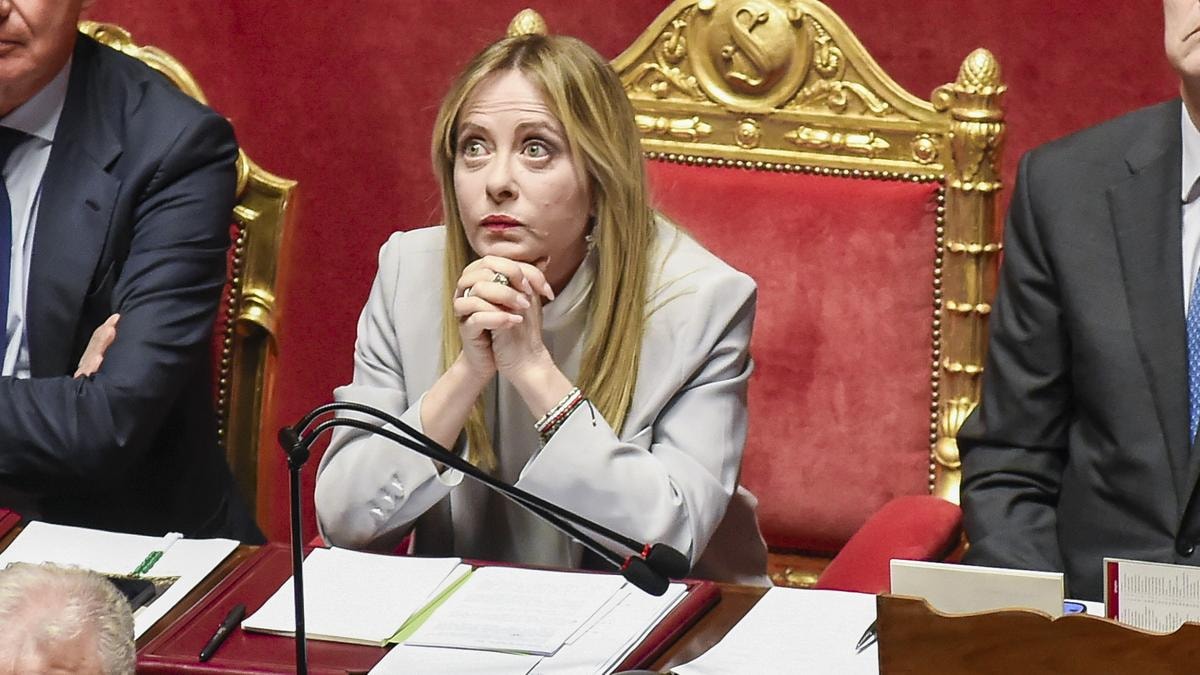 Caro carburanti, a rischio un nuovo taglio delle accise: torna l’ipotesi bonus per i redditi bassi 