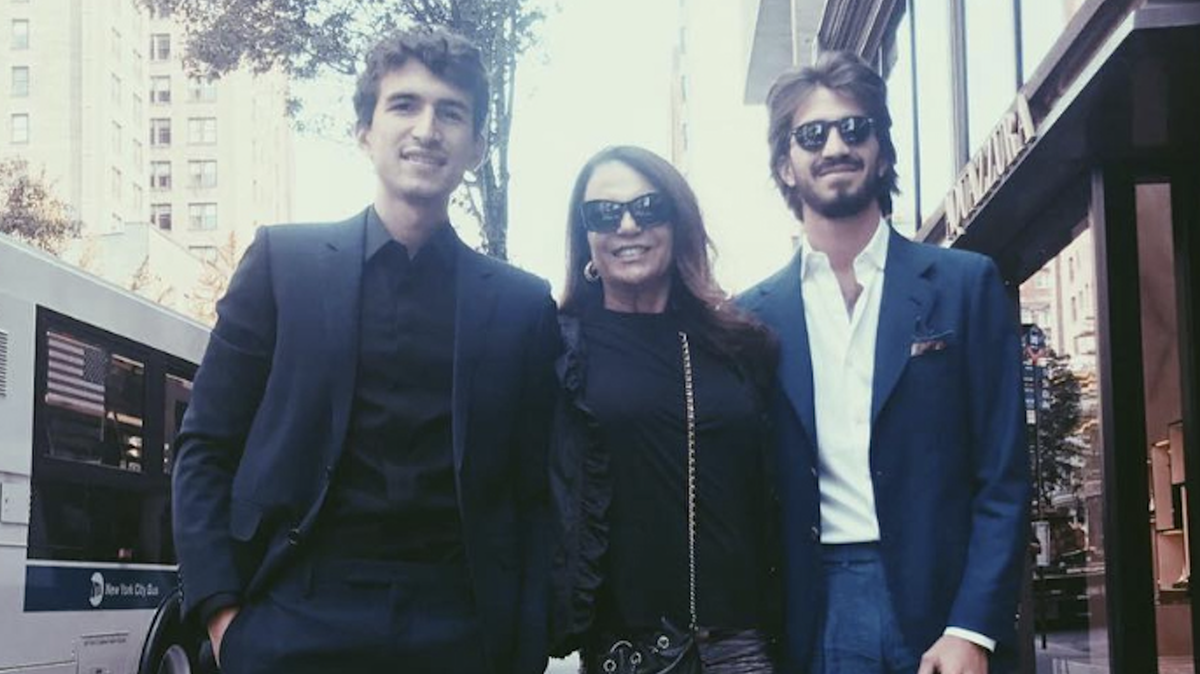 Nicoletta Zampillo tra i due figli Rocco Basilico (a sinistra) e Leonardo Maria Del Vecchio
