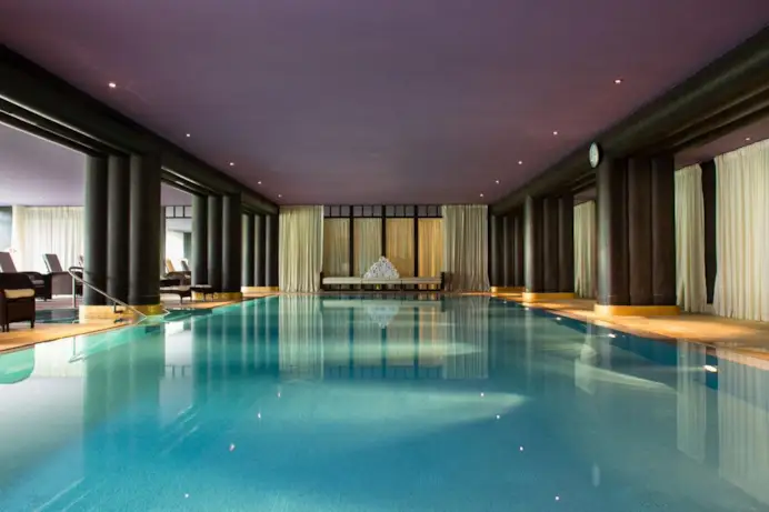 A Ginevra c’è un hotel che sembra un safari di lusso sul lago