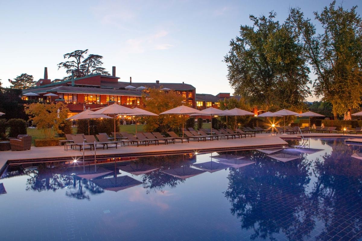 A Ginevra c’è un hotel che sembra un safari di lusso sul lago