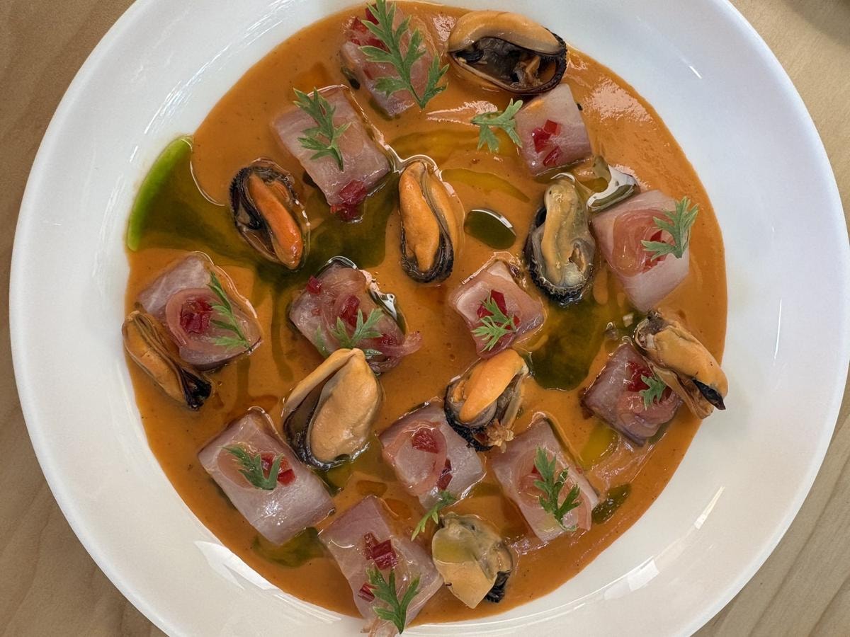 Cevice di muggine estratto di peperone vaniglia e cozze alla brace.