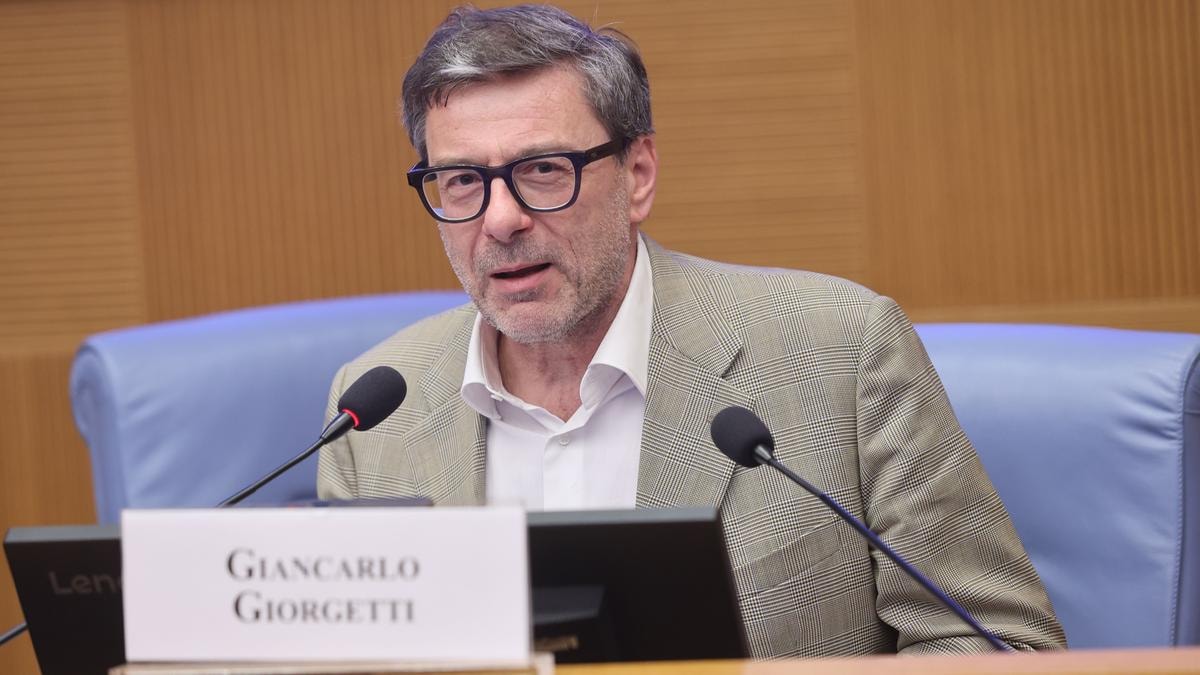 Carburanti, Giorgetti: nuova proroga del taglio delle accise dopo il 6 giugno