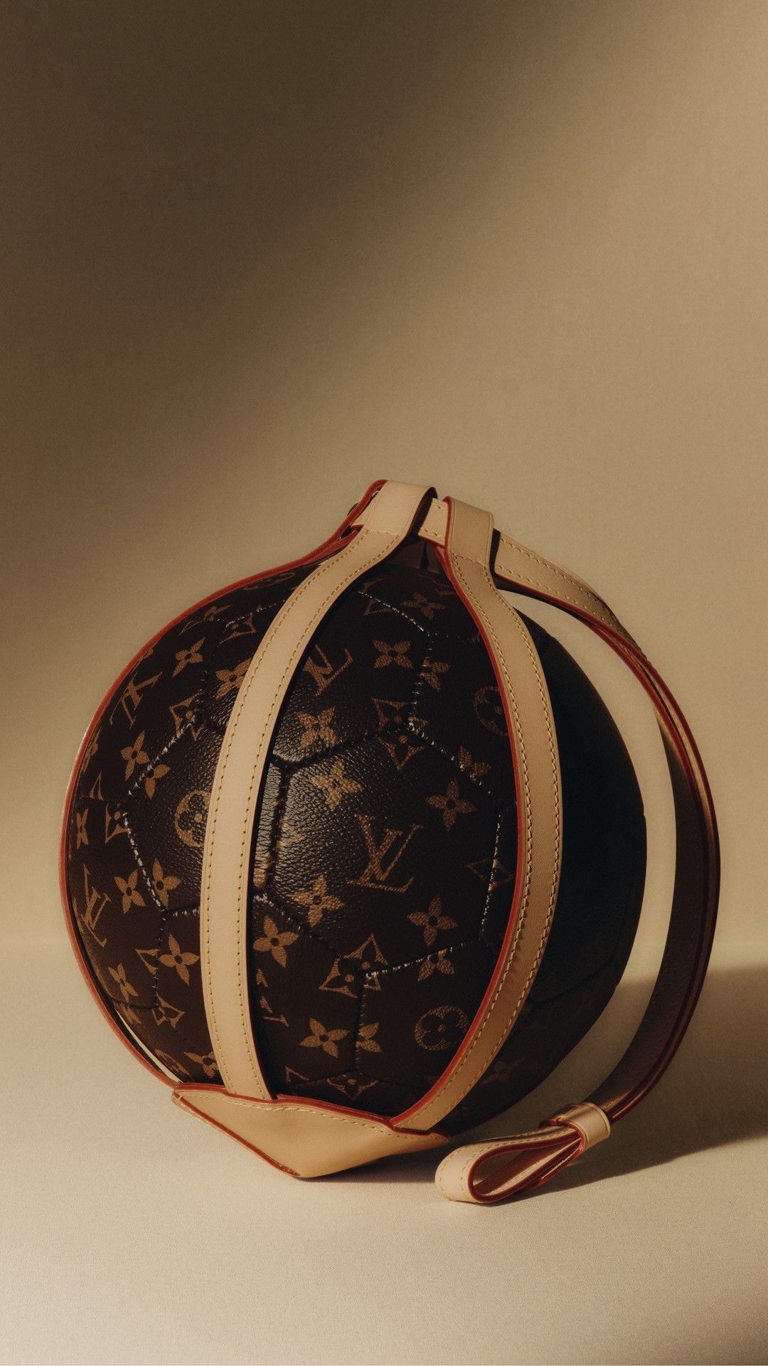 Louis Vuitton celebra 10 anni con Unicef: gioielli solidali, un libro d’autore e un esclusivo Time Object all’asta da Sotheby’s