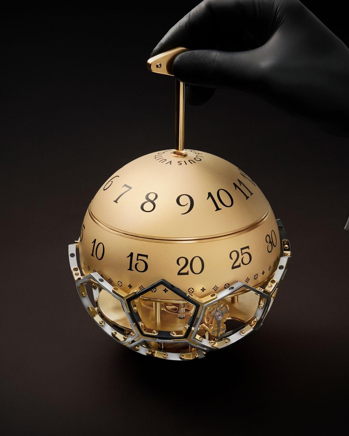 Louis Vuitton celebra 10 anni con Unicef: gioielli solidali, un libro d’autore e un esclusivo Time Object all’asta da Sotheby’s