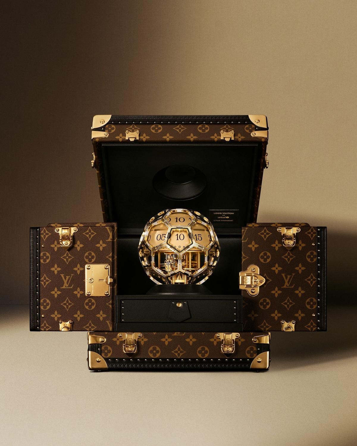 Louis Vuitton celebra 10 anni con Unicef: gioielli solidali, un libro d’autore e un esclusivo Time Object all’asta da Sotheby’s