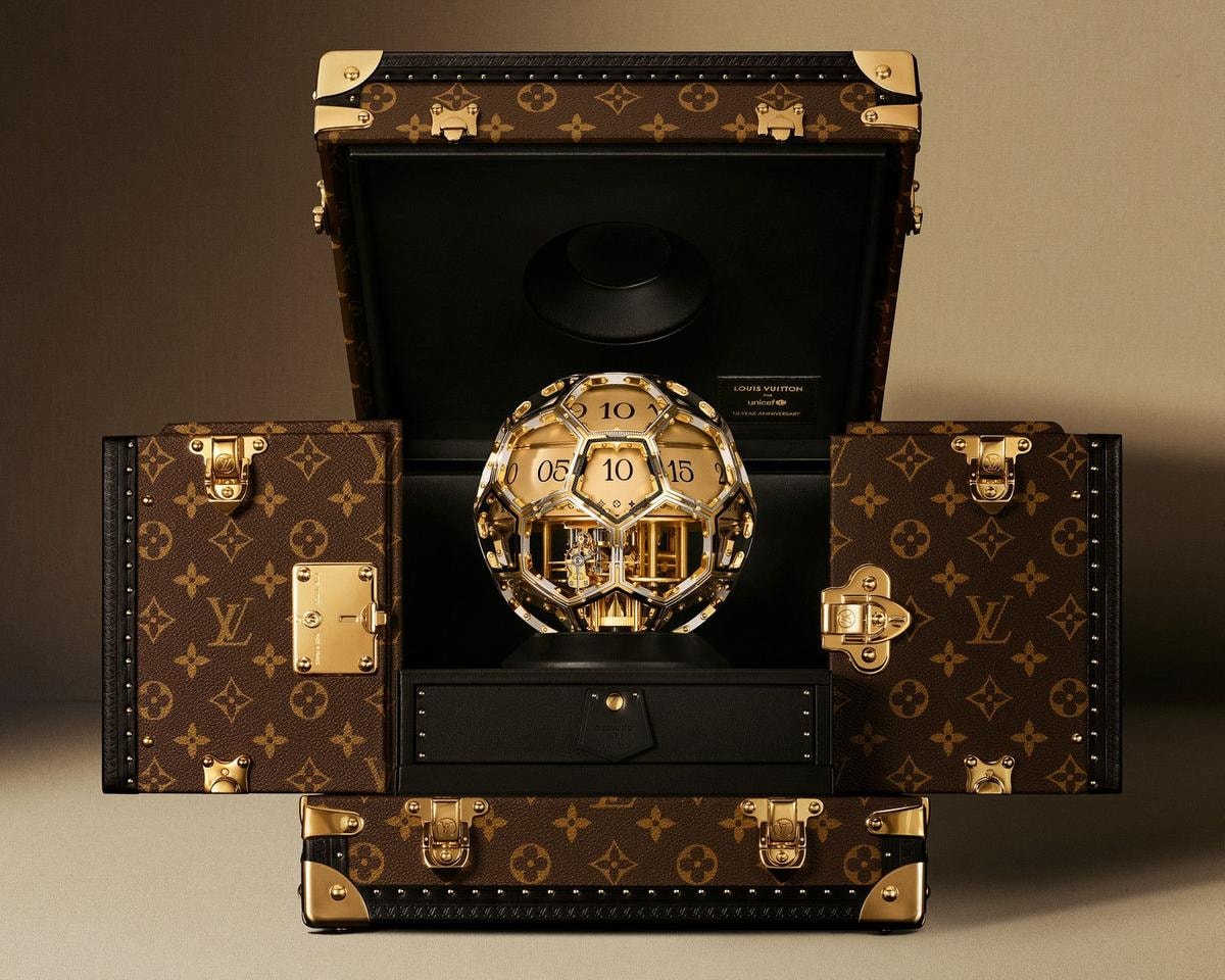 Louis Vuitton celebra 10 anni con Unicef: gioielli solidali, un libro d’autore e un esclusivo Time Object all’asta da Sotheby’s