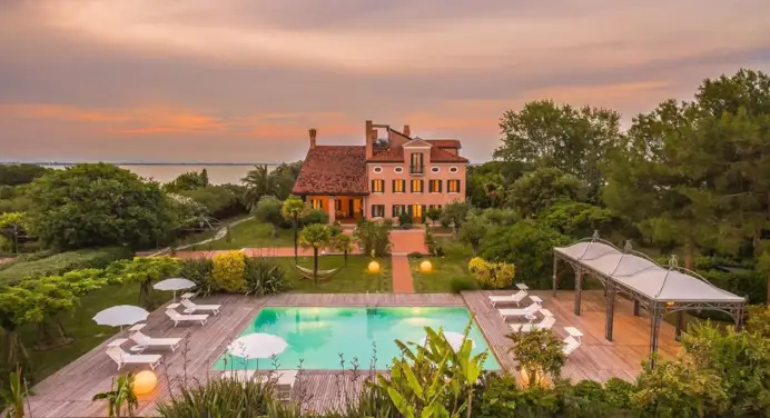 L’isola privata dell’erede Swarovski in vendita a Venezia: 72 ettari di lusso tra vigneti, villa e laguna