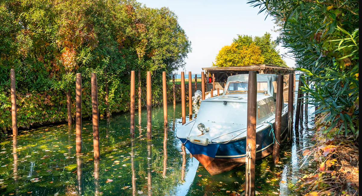 L’isola privata dell’erede Swarovski in vendita a Venezia: 72 ettari di lusso tra vigneti, villa e laguna