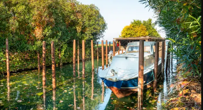 L’isola privata dell’erede Swarovski in vendita a Venezia: 72 ettari di lusso tra vigneti, villa e laguna