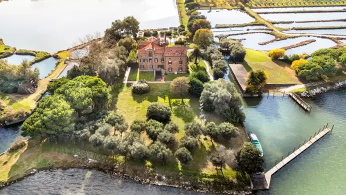 L’isola privata dell’erede Swarovski in vendita a Venezia: 72 ettari di lusso tra vigneti, villa e laguna