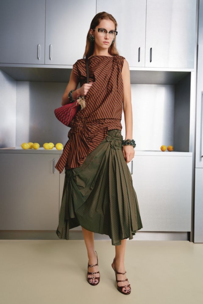 Un look della collezione resort 2027 di Tory Burch (courtesy Tory Burch)