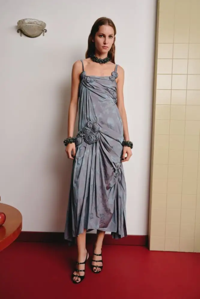Un look della collezione resort 2027 di Tory Burch (courtesy Tory Burch)