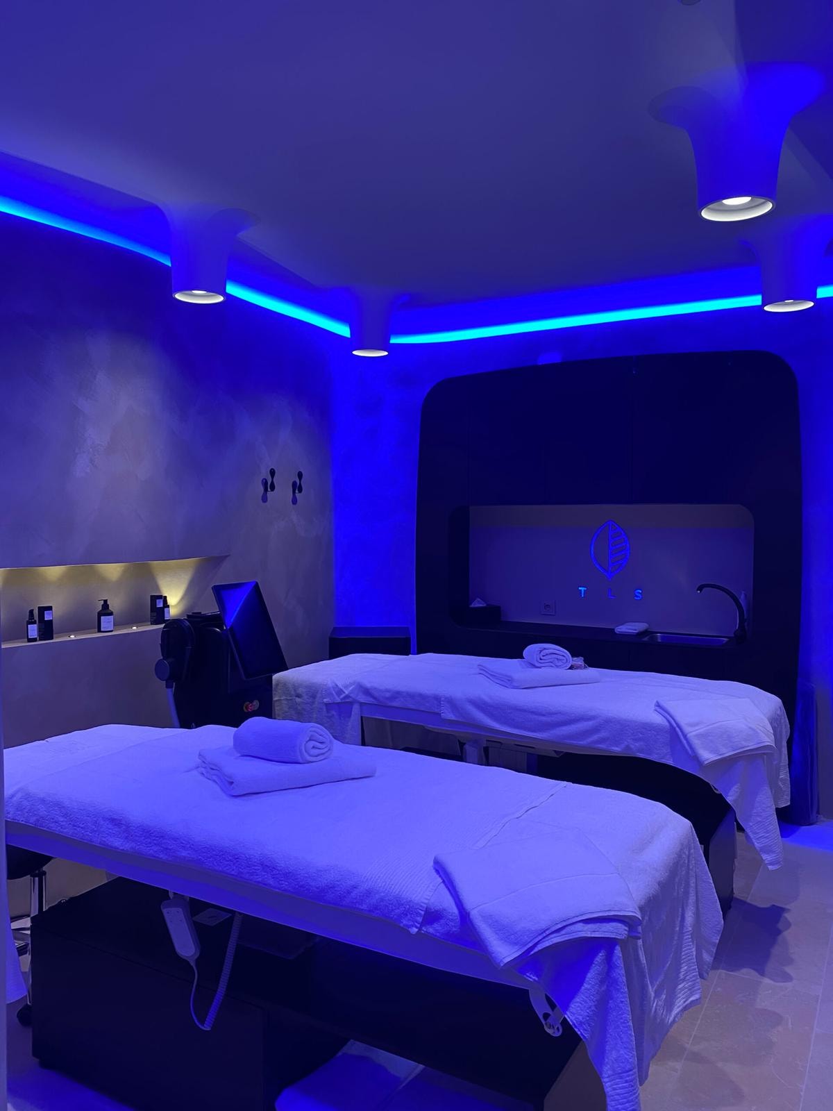 Lago d’Orta, il rifugio segreto di Cannavacciuolo: dentro Laqua By The Lake tra quiet luxury, Spa e stella Michelin