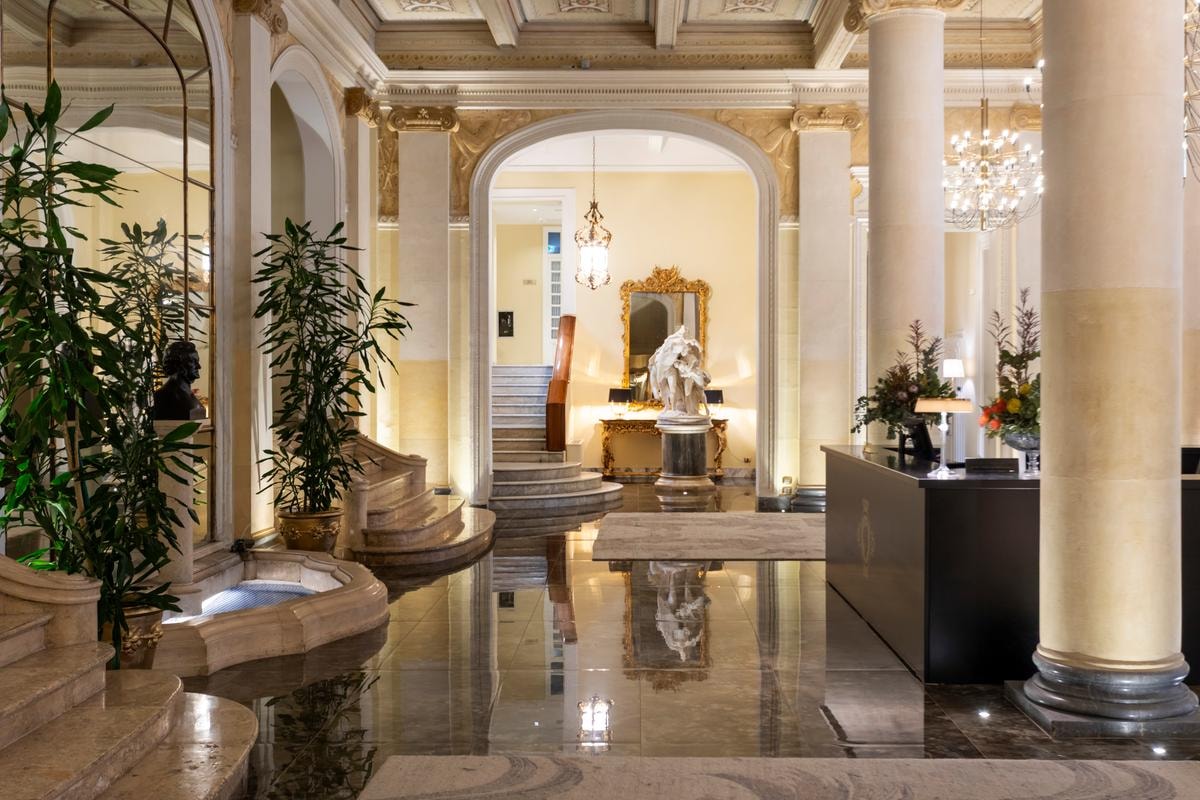 La hall del Grand Hotel des Palmes a Palermo.