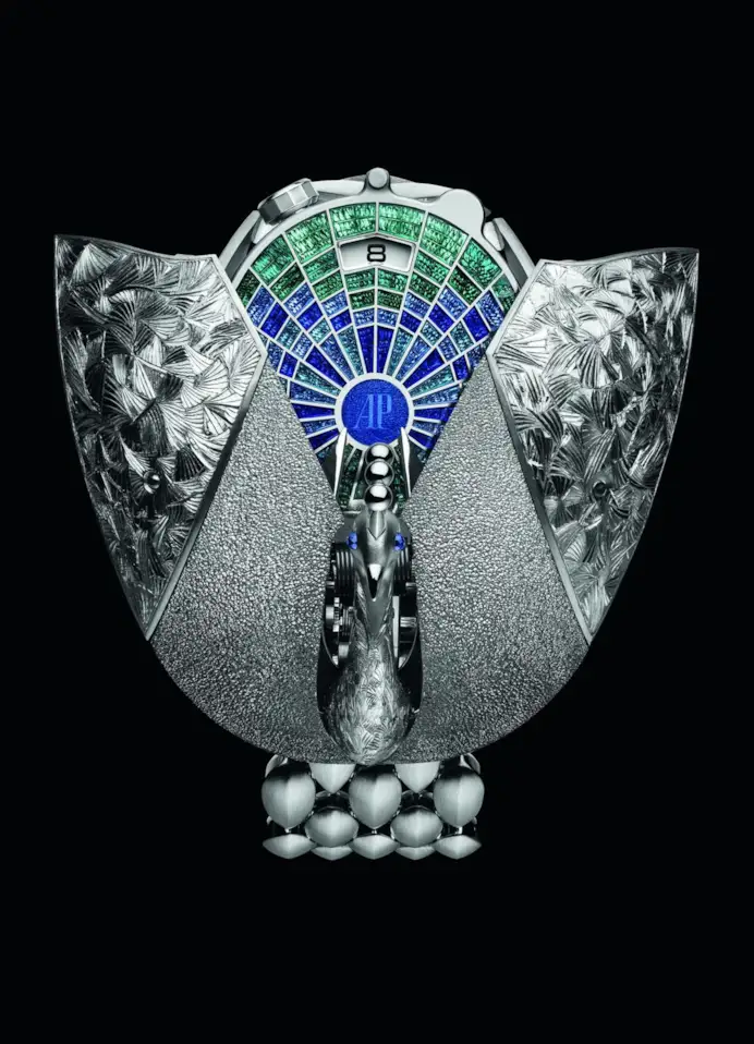 Établisseurs Peacock : tra le ali del pavone, il quadrante in smalto traslucido inciso a mano rappresenta la coda, su cui appaiono le ore saltanti