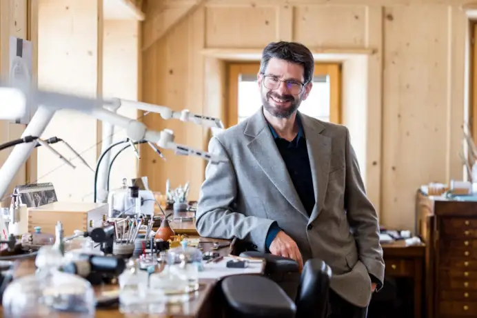 Sebastian Vivas è il direttore dell’Heritage e del Musée Atelier Audemars Piguet a Le Brassus. Nei suoi spazi, creati dallo studio Bjarke Ingels Group, il museo ospita circa 300 orologi che racchiudono oltre due secoli di tradizione.