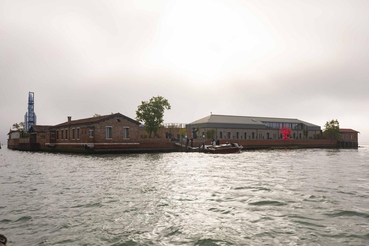 Oltre la Biennale di Venezia: le mostre da non perdere tra Marina Abramovic, Baselitz e la nuova isola dell’arte