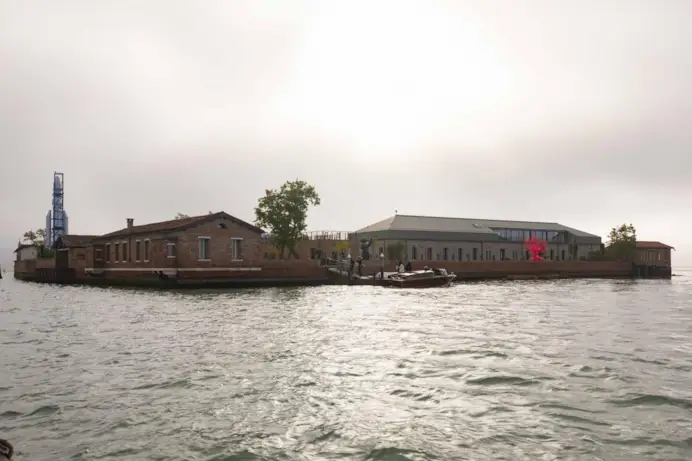 Oltre la Biennale di Venezia: le mostre da non perdere tra Marina Abramovic, Baselitz e la nuova isola dell’arte