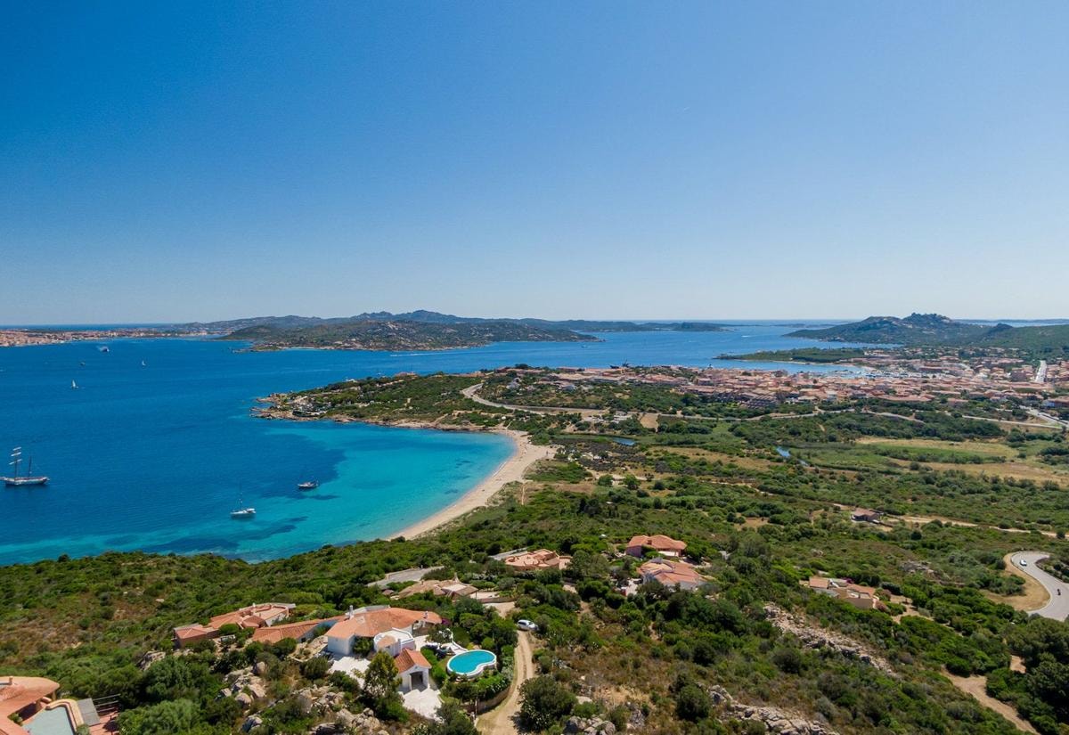 Dopo la delusione in campo, Sinner si consola in Sardegna: vacanza romantica e un sogno vista mare