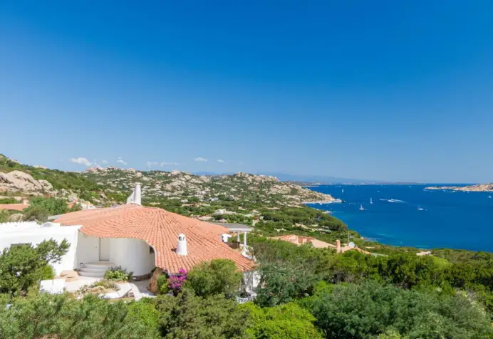 Dopo la delusione in campo, Sinner si consola in Sardegna: vacanza romantica e un sogno vista mare