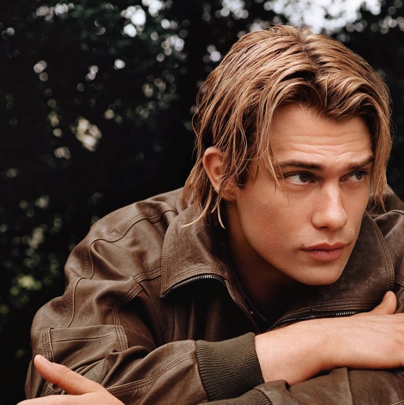 Nicholas Galitzine nella campagna accessori autunno-inverno 2025/26 di Emporio Armani (ph Alasdair McLellan, courtesy Emporio Armani)