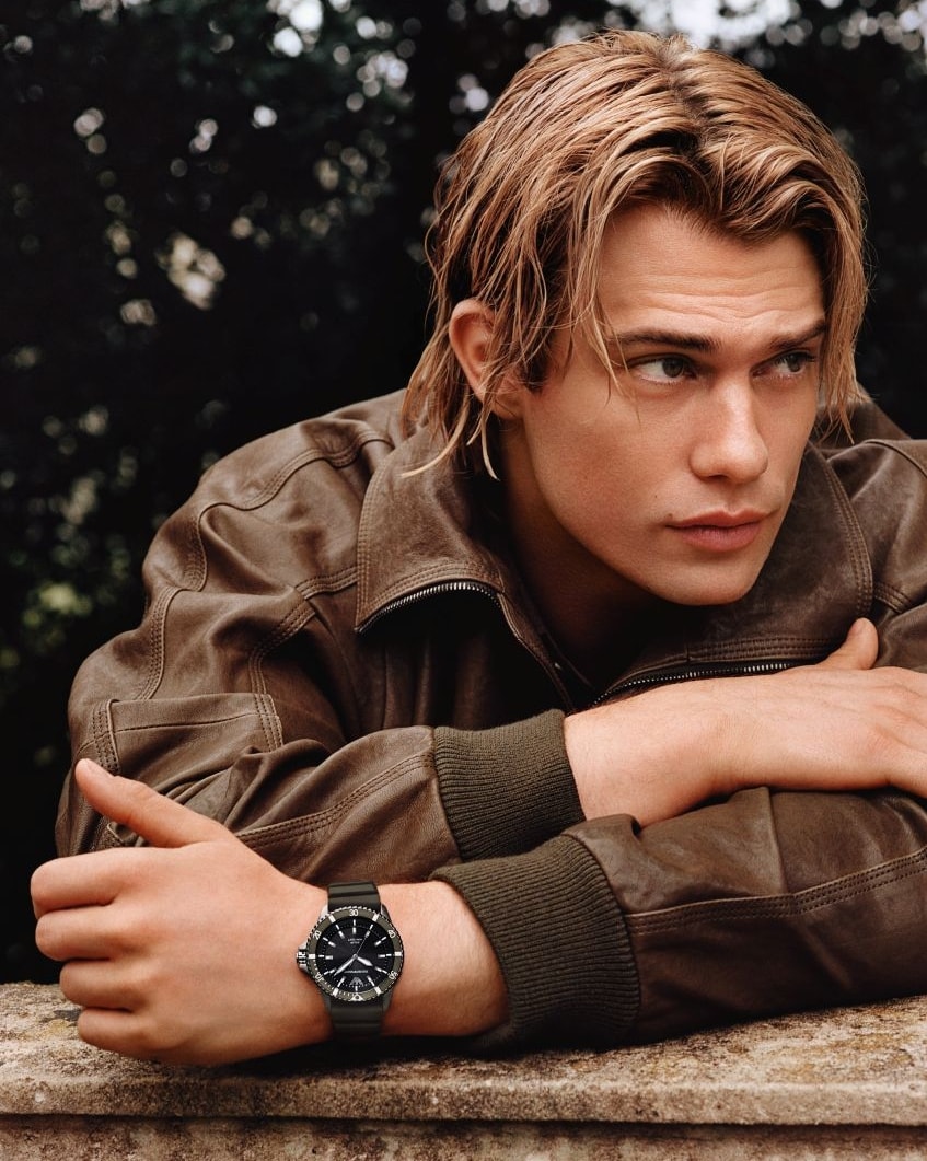 Nicholas Galitzine nella campagna accessori autunno-inverno 2025/26 di Emporio Armani (ph Alasdair McLellan, courtesy Emporio Armani)