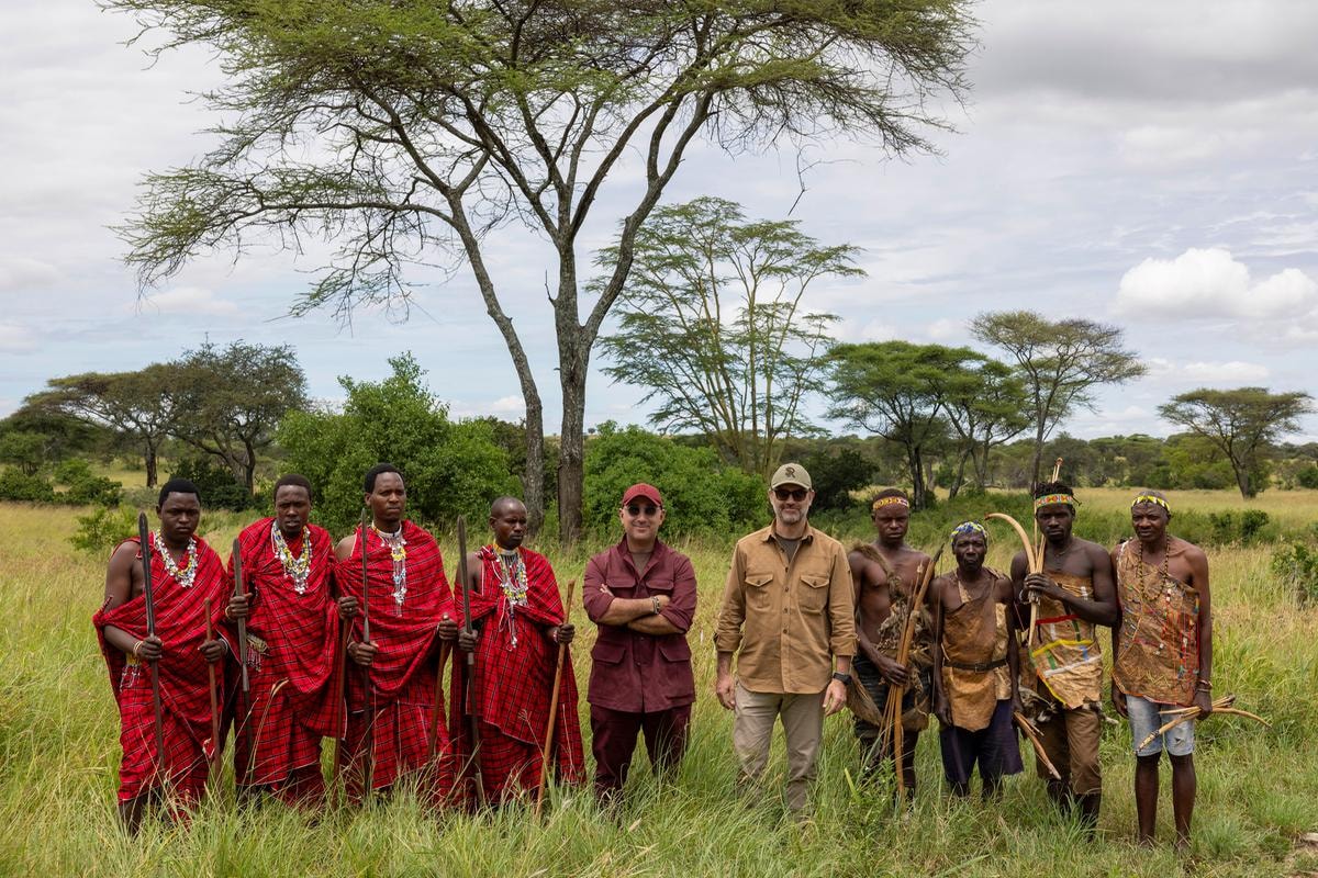 Niccolò Ricci e Filippo Ricci in mezzo a due schiere di guerrieri Maasai e di cacciatori Hadzabe, SR MISSION Tanzania.