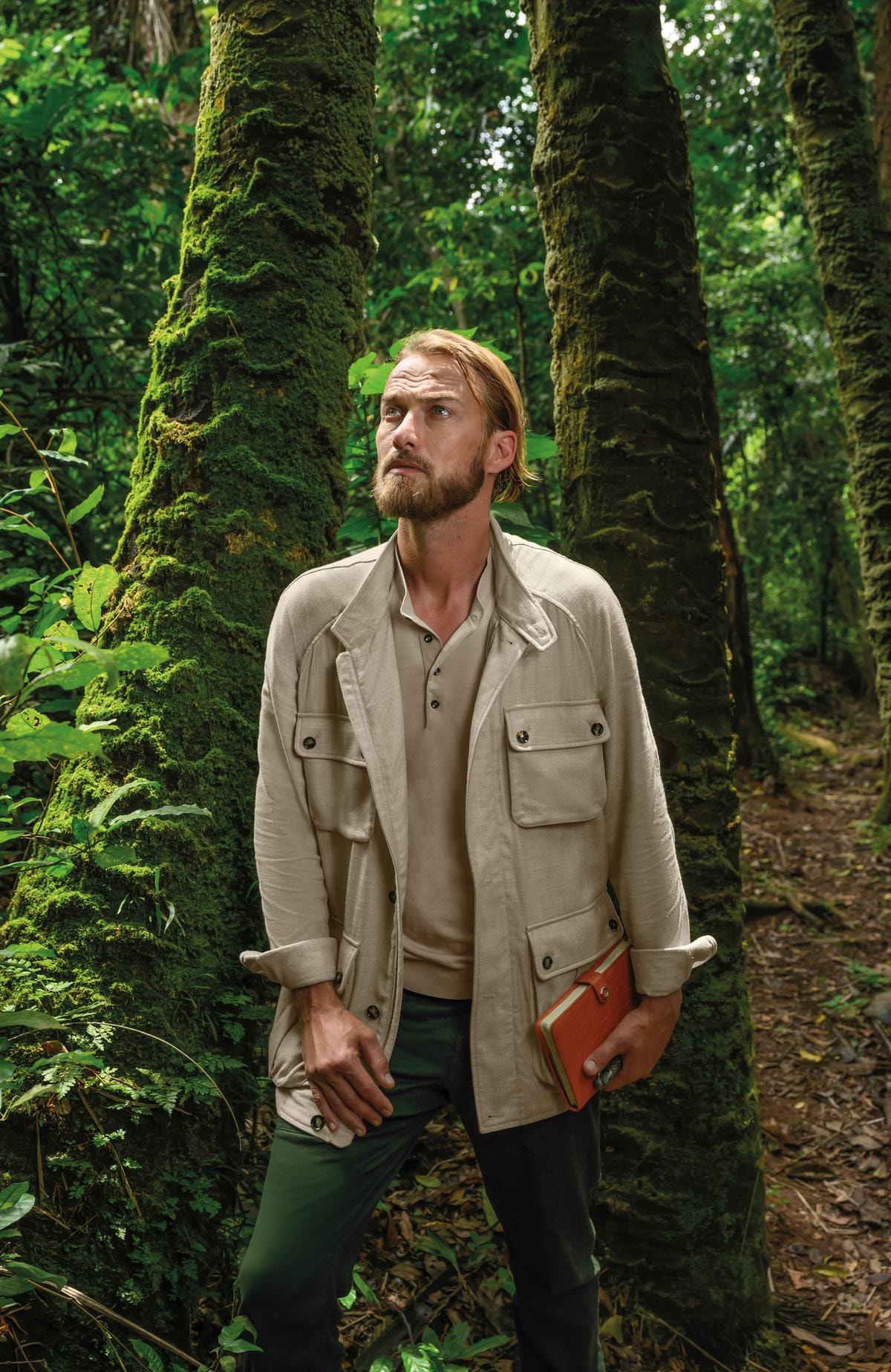 Explorer Field Jacket, lana vergine, seta e lino con dettagli in camoscio; Serafino in maglia, 100% seta; Pantaloni sportivi, lino stretch e cotone