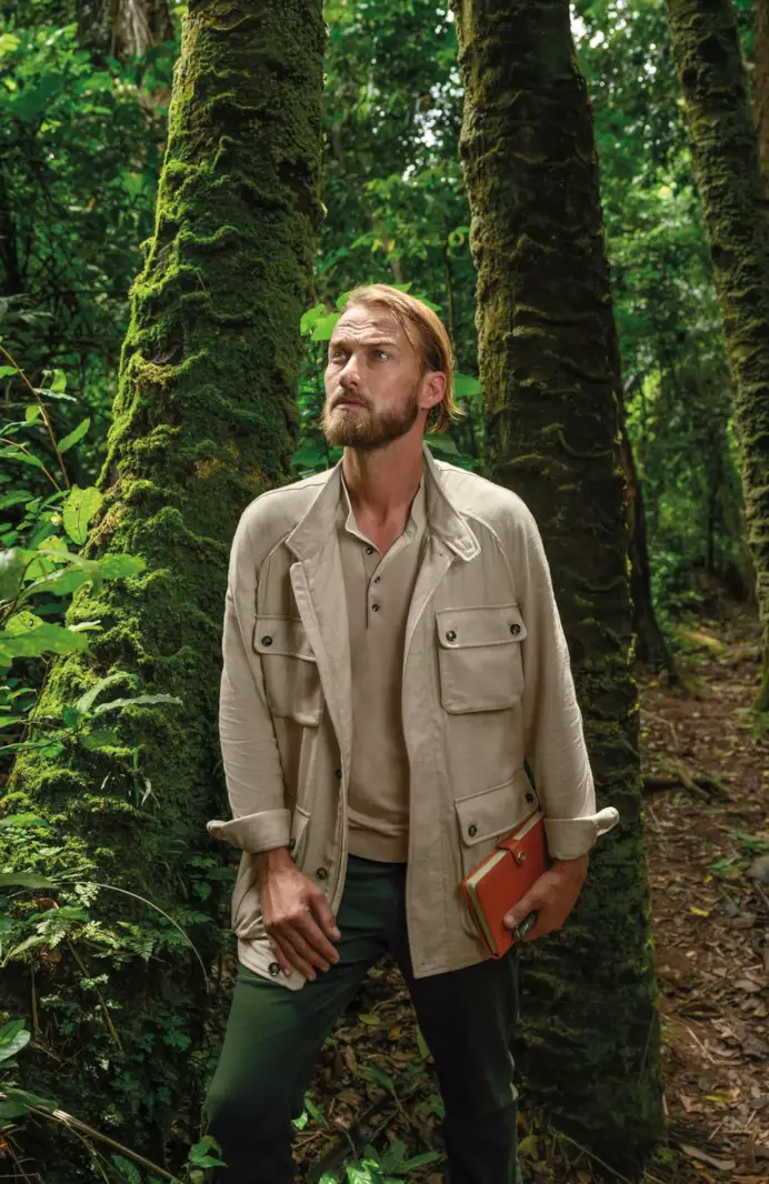 Explorer Field Jacket, lana vergine, seta e lino con dettagli in camoscio; Serafino in maglia, 100% seta; Pantaloni sportivi, lino stretch e cotone