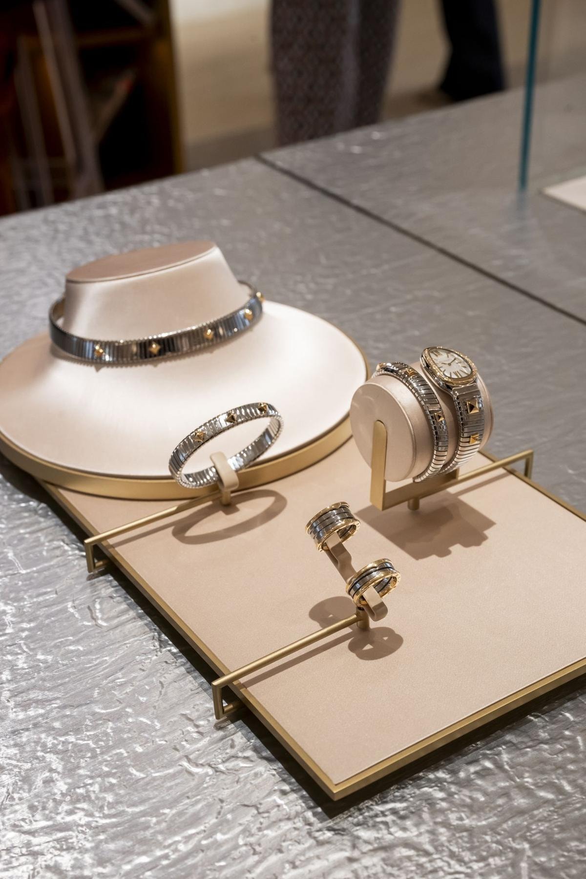 Bulgari riscopre la sua anima più audace: quando oro e acciaio diventano lusso contemporaneo